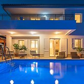 Villa in Cres With Sea Views & Pool