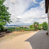 Spacious Tuscany Retreat
