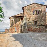 Spacious Tuscany Retreat