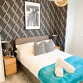 Tudors eSuites Luxury House Garden