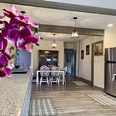 The Aquarium Chateau - With Private Yard & Parking, Near Falls, Casino