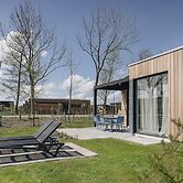 Luxury Lodge with 2 Bathrooms near Markermeer