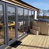 Ailsa Luxury Lodge Sleeps 3- Hot Tub, Scenic Views