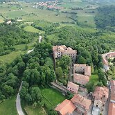 Charming Castle Stay, Robella