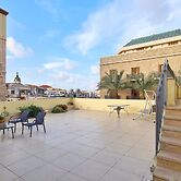 Pink & Blondie ApartHotel - by Loginn