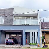 Villa Mangli Monochrome Syariah by eCommerceloka