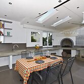 Luxury apt With Roofed Patio Near Beach & Center