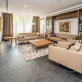 Luxury Apartment in Beautiful Neighborhood