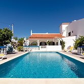 Charming 3BR Villa With Pool in Armação de Pêra