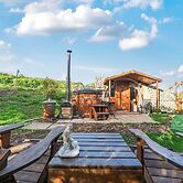 Luxury Pod-sleeps 2-hot Tub-pets-garden