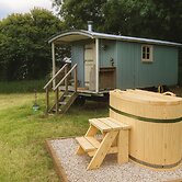1 Bed Shepherds Hut - Sleeps 2 -wood Fired Hot Tub