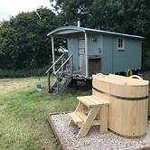 Charming Shepherds Hut With Wood Fired Hot Tub