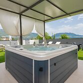 Awesome Home in Umcani With Wifi and 9 Bedrooms