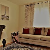 Urbana the Charming Well-lit two Bedrooms Apartment