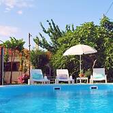 Sunflower House With a Pool and Large Garden