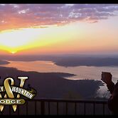 Whitney Mountain Lodge