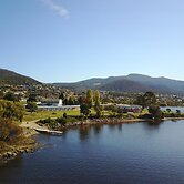 Riverfront Motel & Villas