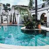 Elegance East Hotel - Boutique Class