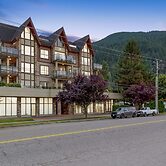 Harrison Lake View Suites