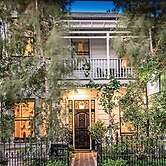 Captain's Retreat Apartments and Cottages