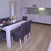 A2 - Modern apt With Balcony, sea View & Parking