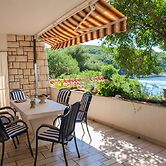 Beachfront Apartment With big Terrace and Garden