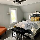 The Oakwood Cottage - With Yard & Parking