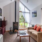 Contemporary One Bedroom Apartment Close To All Amenities In Conservat