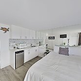 Hawaiian Monarch 2312 Condo by RedAwning