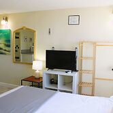 Hawaiian Monarch 1915 Condo by RedAwning