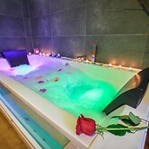 Rural House With Jacuzzi and Fireplace in the Room for 2 People