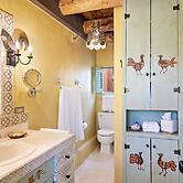 Cinco Chimineas - Indoor Pool, Walk to Canyon Rd, Authentic Historic S