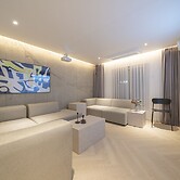 Croissant Hotel Guri by AanK