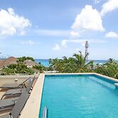 Ocean views apt with shared rooftop pool: Beacon Hill Surf by BSL Rent