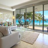 Stunning Beachfront 2-Bed Condo with Pool - Ocean One 204 by BSL Renta