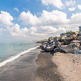 GLOBALSTAY. Modern Townhomes on Lake Ontario