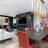 New Listing! West End Jewel - Steps to bus to 4 ski areas!(4860 3 Bedr