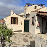 Cottage With 2 Bedroom, 2 Bathrooms, Heated Solar Pool, Sauna, Jacuzzi