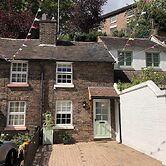 Bramble Cottage With Free Parking