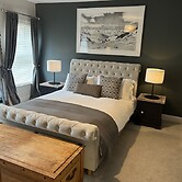 Luxurious Victorian Villa With Parking, Sleeps six