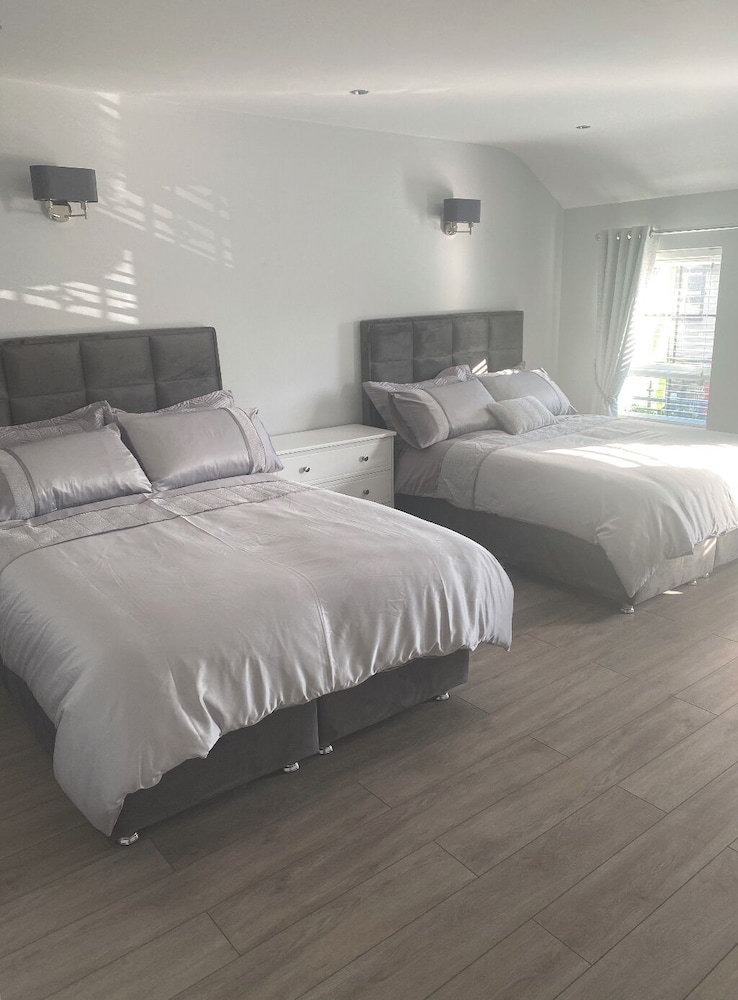 Modern 3-bed Apartment in Magherafelt Sleeps 8