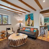 Dancing Hare - Colorful and Inviting Tesuque Home Right Next to Bishop