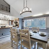 Killington Mountain Home! HotTub & 5 min to Skiing! 3 Bedroom Home by