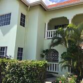 Beautiful 2-bed Apartment in Sunny Jamaica