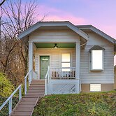 Cozy Cottage In The Heart Of Hyde Park 1 Bedroom Home by RedAwning