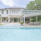 Stylish Fully-staffed Villa Near Beach and Lagoons in Exclusive Golf R