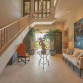 One-of-a-kind Villa With Open Spaces and Amazing Views in Luxury Beach