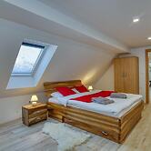 Farmhouse Raspberry Pool&wellness