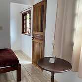 Suítes aconchegantes com piscina e praia