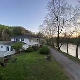 Southern Charm Riverside 4 Bedroom Home by RedAwning